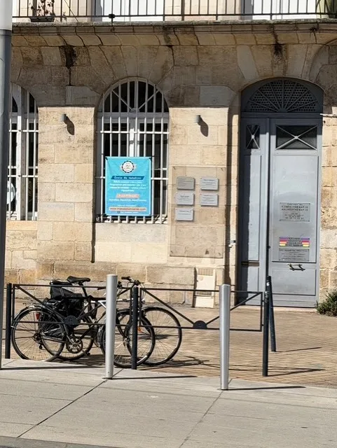 L’entrée du cabinet, depuis la rue.